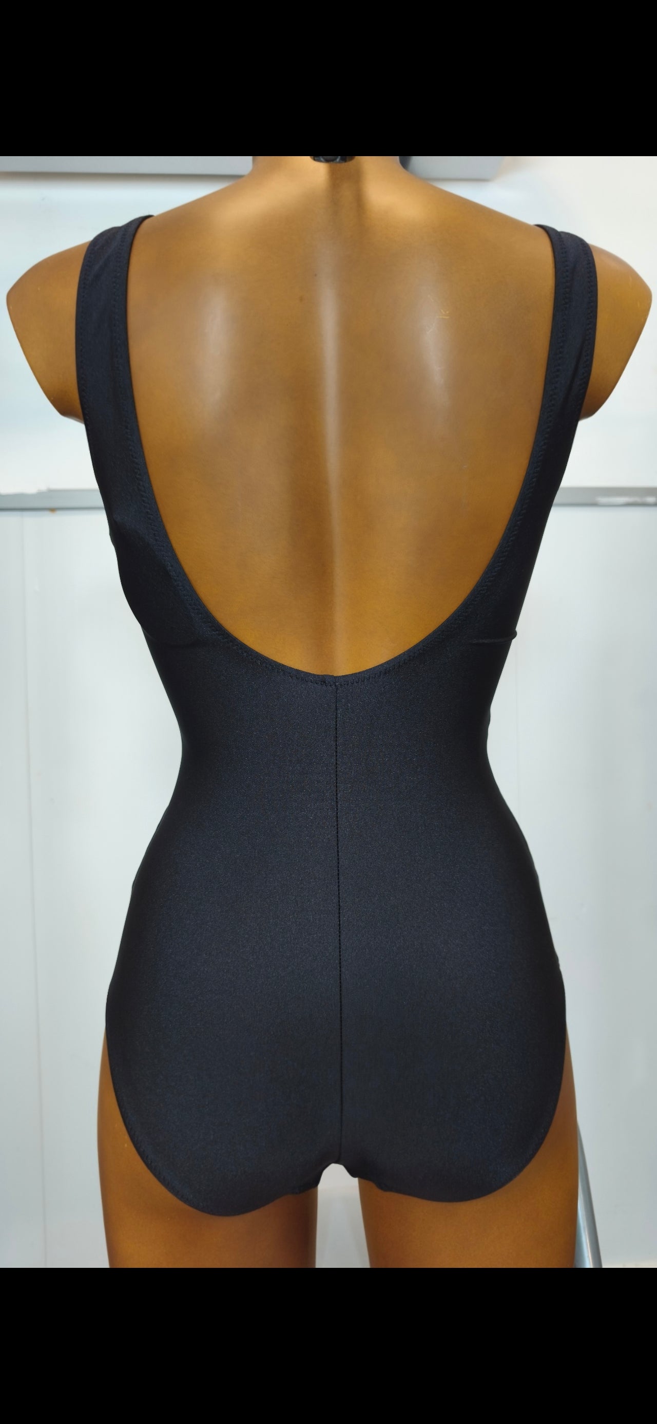 Bañador negro moldeador con tul transparente con brillo negro copa B