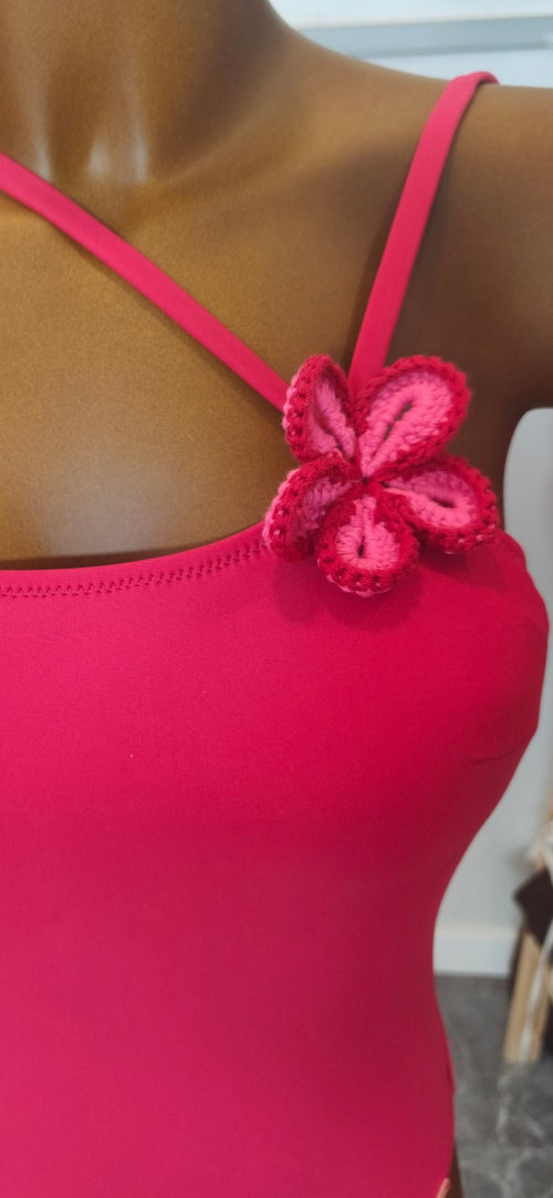 Bañador reductor con aro rojo detalle flor crochet copa C