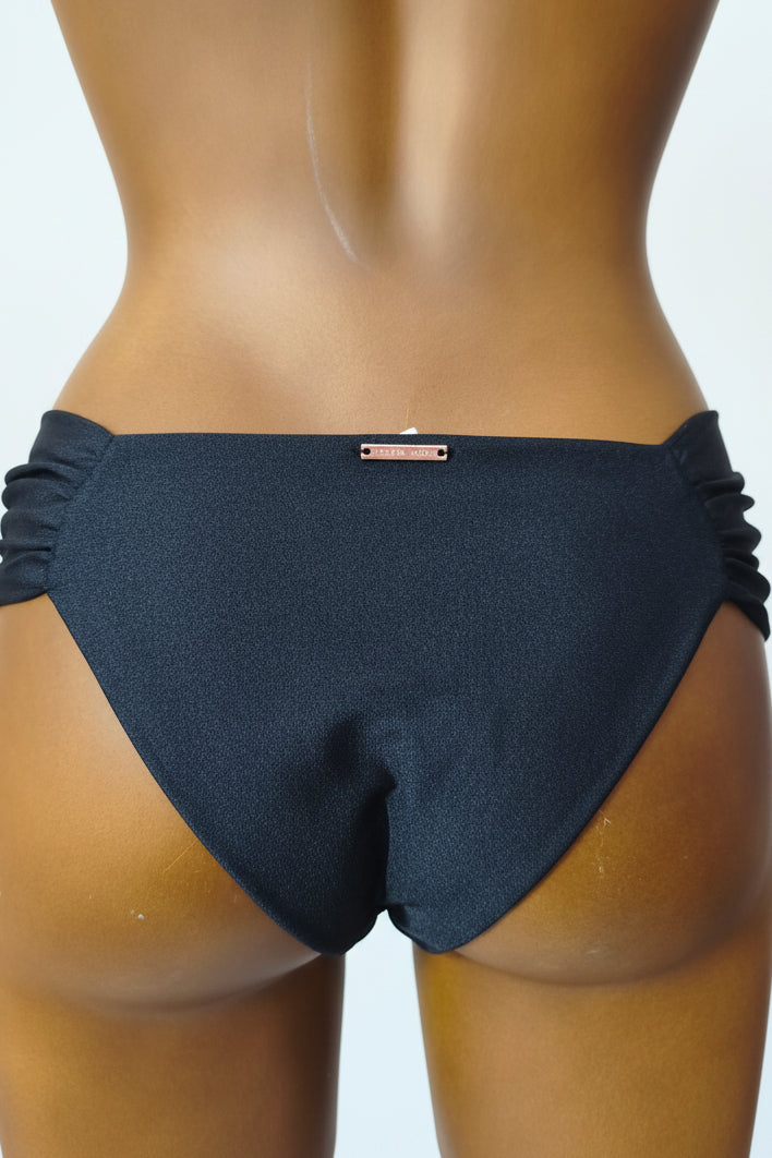 Braga bikini brasileña con brillo negro