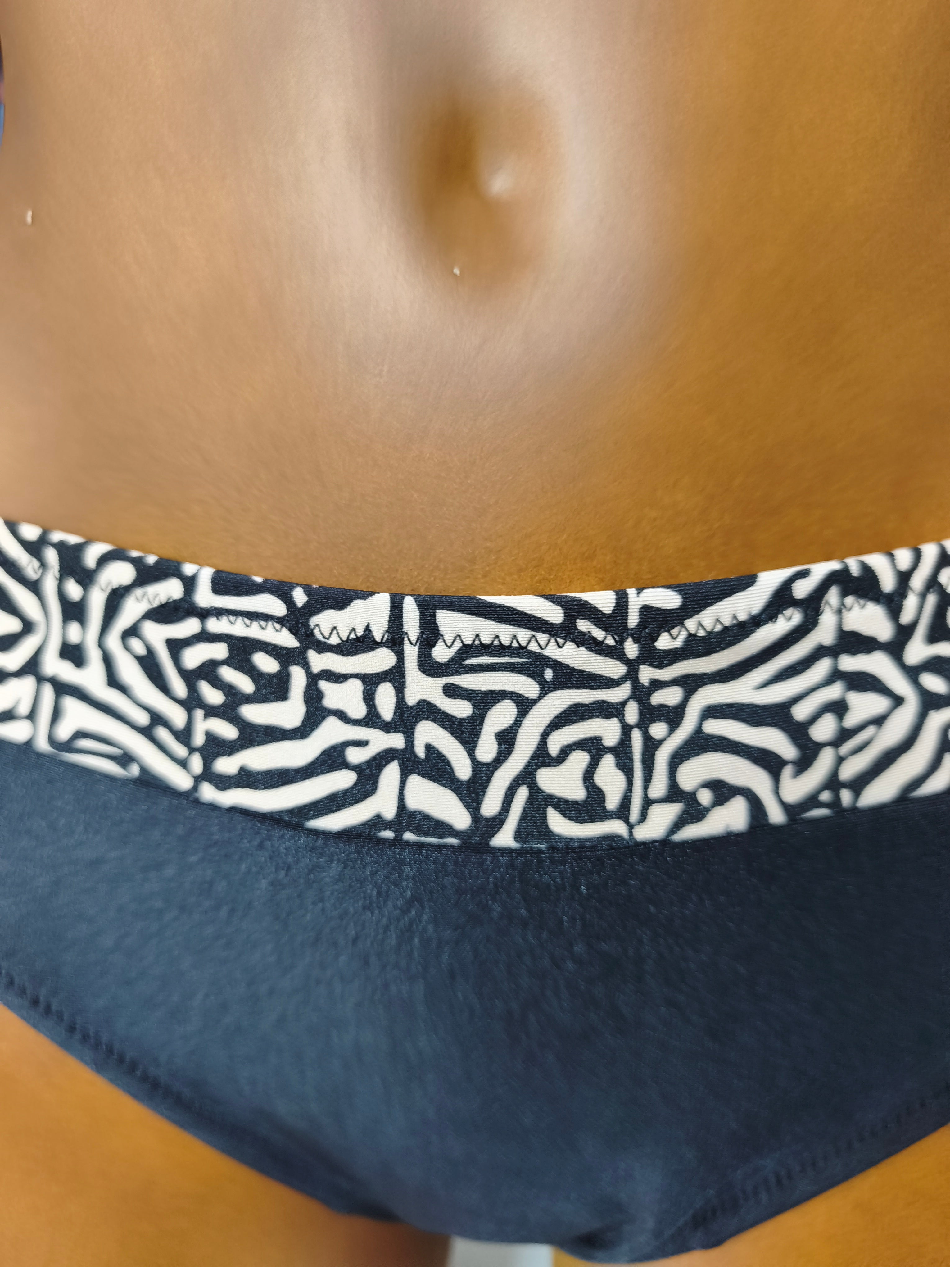 Braga bikini moldeadora estampada con brillo negro