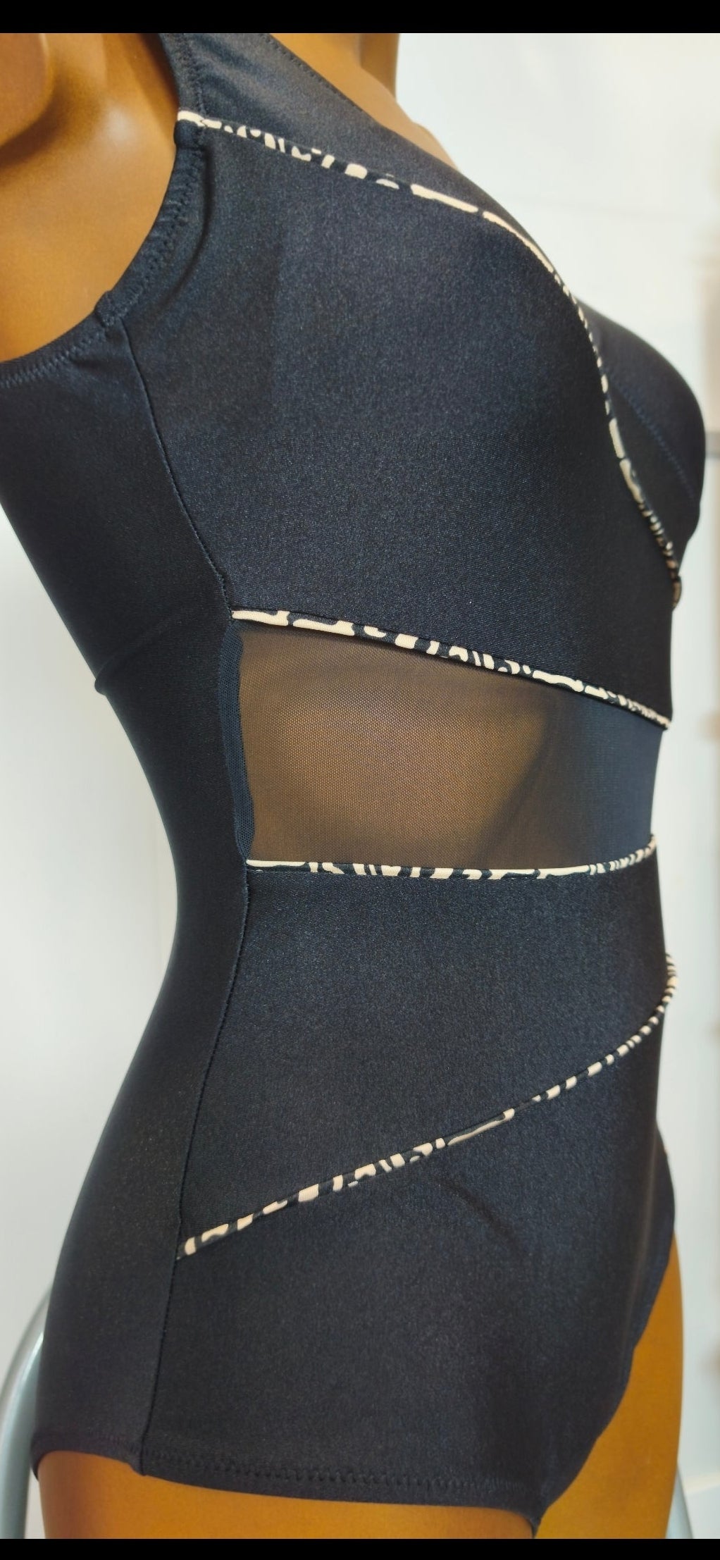 Bañador negro moldeador con tul transparente con brillo negro copa B