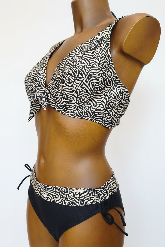 Braga bikini moldeadora estampada con brillo negro